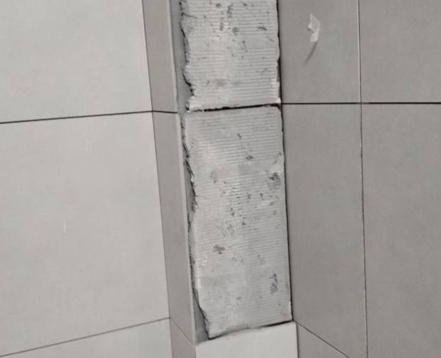 商洛瓷砖空鼓维修公司分享下瓷砖施工前基层浇水润湿程度不足，可能导致以下问题